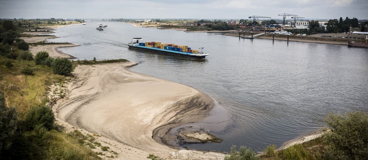El Rin es un canal crucial para el transporte marítimo europeo, pero en este momento es difícil navegar por él. Partes del lecho del río han emergido por encima de la superficie del agua, como muestra esta foto de una barcaza. Los Países Bajos tienen fama de ser una "tierra de agua" en la que los canales y diques protegen de la subida del mar, pero el país declaró una escasez oficial de agua a principios de este mes. Un factor clave de la sequía ha sido el bajo nivel de agua del Rin. El poderoso río europeo nace en Suiza y atraviesa varios países, entre ellos Francia y Alemania, antes de desembocar en el mar en un enorme delta en los Países Bajos.