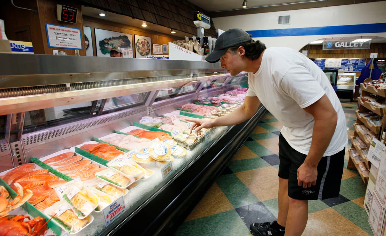 La piel del pescado tiene que estar firme. Para comprobarlo, presiona suavemente y cerciórate de que regrese a su lugar después de que dejes de hacerlo.