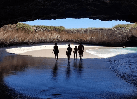 "Con mis amores en la playa del amor", escribió Karla al mismo tiempo en que compartía esta foto junto a sus seres queridos.