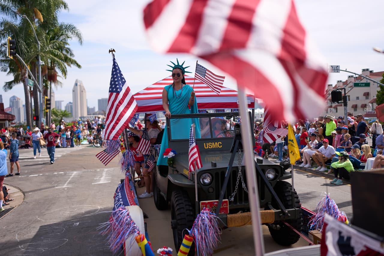 La gente observa durante un desfile del Día de la Independencia el sábado 4 de julio de 2026 en Coronado, California.
