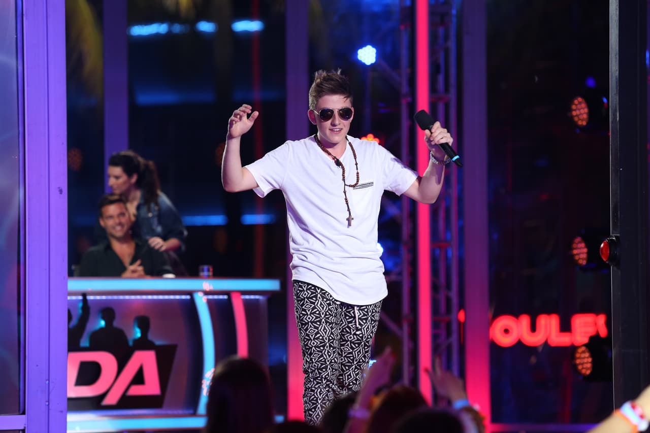 El padre de Mateo no dejó de celebrar el triunfo de su hijo. Con el apoyo de las chicas pasó a ver a los jueces. Cantó 'Tal vez' de Ricky Martin y los impresionó.