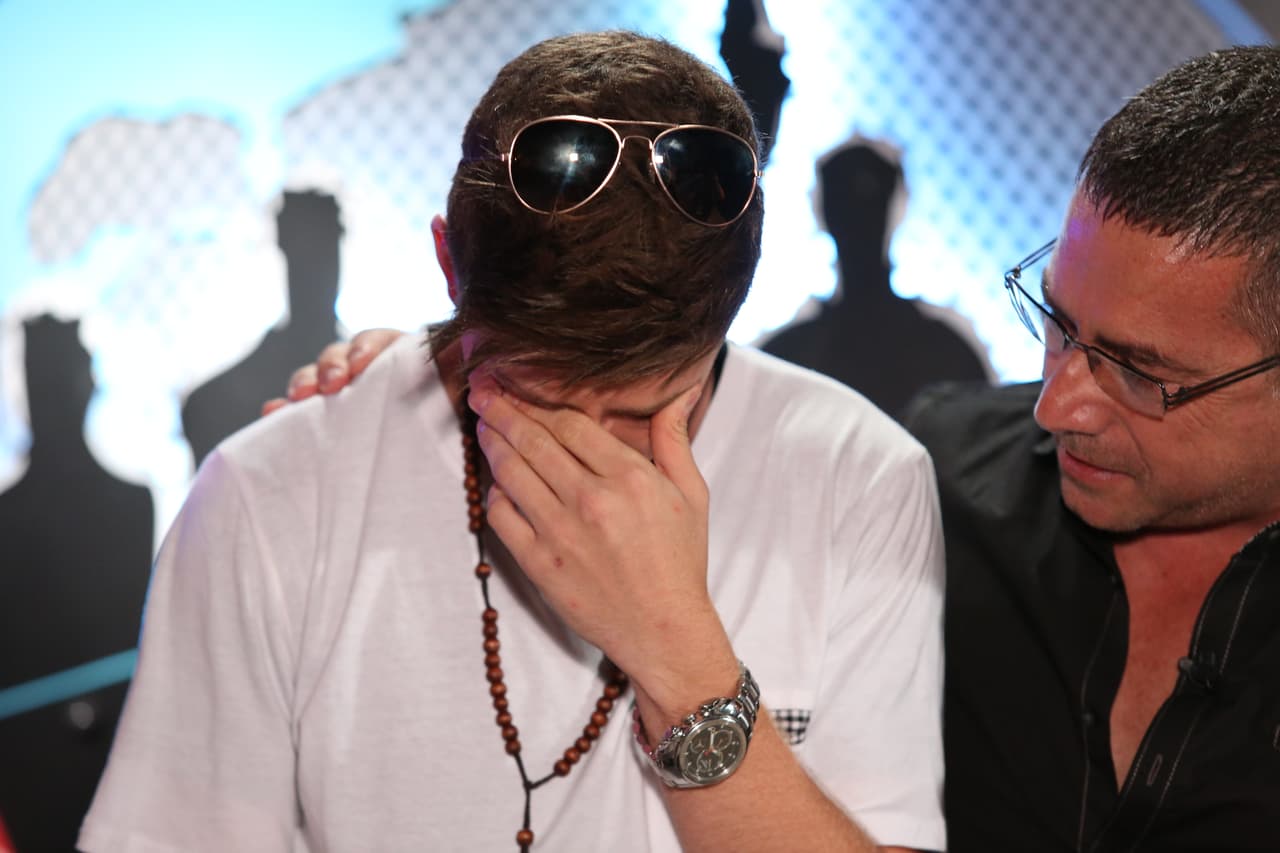 El padre de Mateo no dejó de celebrar el triunfo de su hijo. Con el apoyo de las chicas pasó a ver a los jueces. Cantó 'Tal vez' de Ricky Martin y los impresionó.