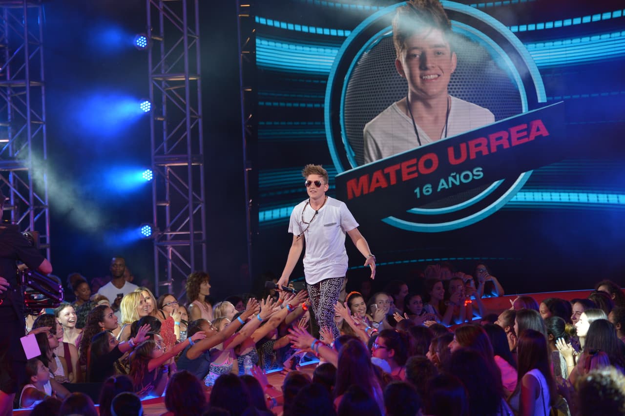 El padre de Mateo no dejó de celebrar el triunfo de su hijo. Con el apoyo de las chicas pasó a ver a los jueces. Cantó 'Tal vez' de Ricky Martin y los impresionó.