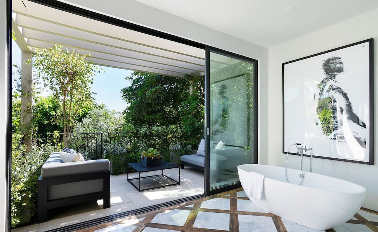 La estructura 
<b>fue remodelada por completo</b>, a fin de sacarle el mejor partido a su localización. En el 2017, fue puesta en venta por 
<b>16.9 millones de dólares</b>, un precio mayor al que Kylie Jenner y Travis Scott pagaron.