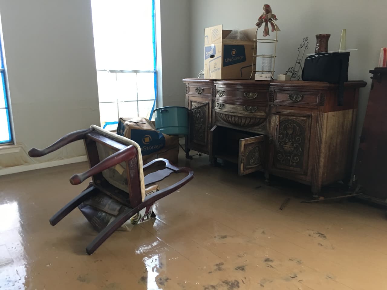 Tras la inundación en Canyon Gate, en la casa de Cindy Ramírez todo estaba desordenado y en los muebles y sillas habían crecido colonias de hongos.