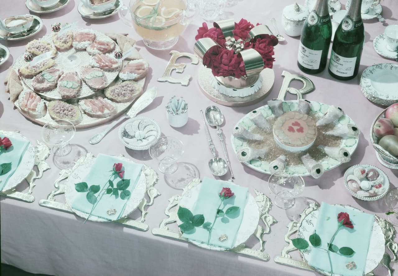 La reina ofreció dos banquetes para celebrar su coronación a donde asistieron familiares, miembros de la realeza extranjeros y dignatarios que la visitaban. Se sirvió por primera vez el platillo conocido como "pollo de la coronación", una receta tradicional de pollo frío y salsa de curry cremosa, creado especificamente para esa ocasión.