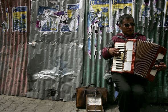 Uno de cada cuatro hispanos vive en Estados Unidos en condiciones de pobreza, lo que supone un total de 12.4 millones de personas viviendo en familias de cuatro personas con ingresos menores a $22 mil anuales. En este grupo, la proporción de pobres subió del 23.2 al 25,3 por ciento en 2009, cuando 1.4 millones de latinos más se sumaron al carro de la pobreza.