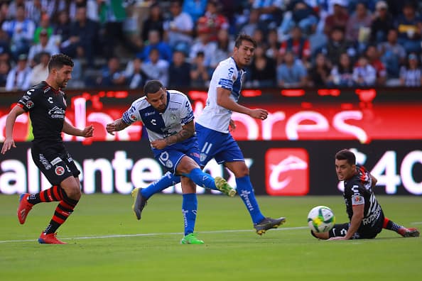 Así cayó el primer gol de Cardona en el encuentro tras realizar un amague y patear con parte interna a primer palo.