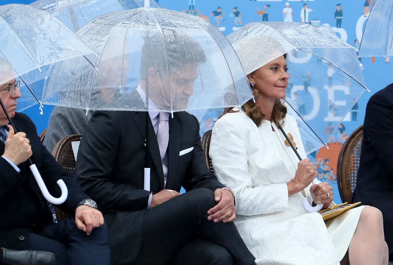 BOG393. BOGOTÁ (COLOMBIA), 07/08/2018.- La vicepresidenta de Colombia, Marta Lucía Ramírez (d), y su esposo Álvaro Rincón (i), se protegen de la lluvia durante el discurso del presidente de Colombia, Iván Duque, en su ceremonia de investidura como nuevo jefe de Estado hoy, martes 7 de agosto de 2018, en la Plaza de Bolívar de Bogotá (Colombia). Iván Duque asume la presidencia del país para el periodo 2018-2022. EFE/Mauricio Dueñas Castañeda