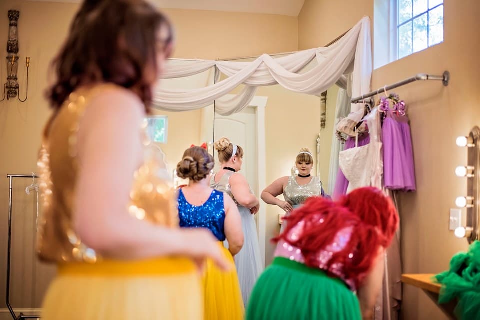 Las madrinas tuvieron un camerino especial para salir a la boda junto con la novia.