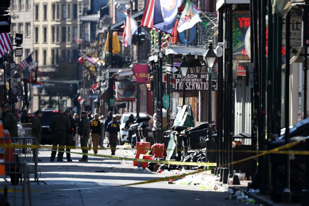 Decenas de personas más resultaron heridas después de que un sospechoso que conducía una camioneta alquilada esquivara las barricadas y atravesara a una multitud de juerguistas de Año Nuevo en Bourbon Street.