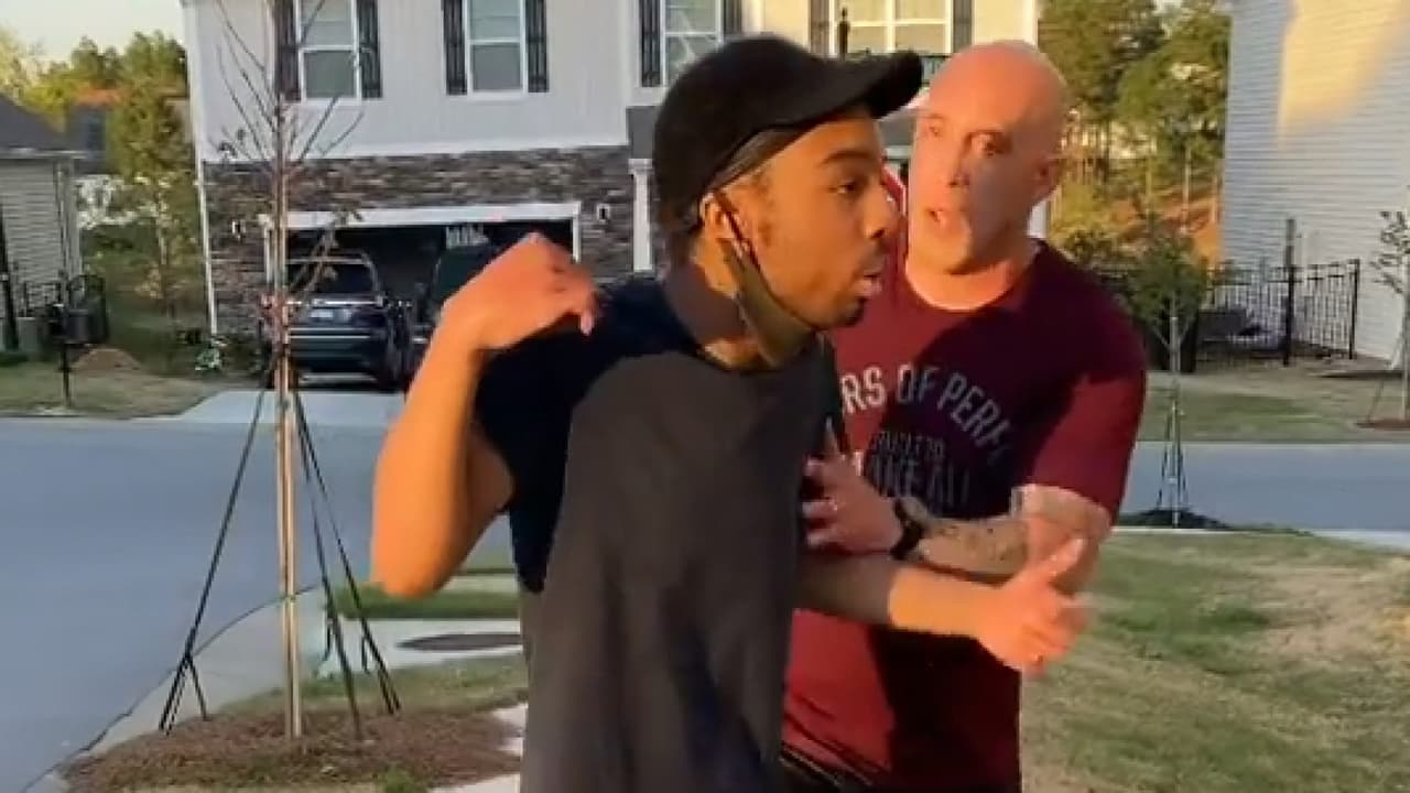 "Estás en el barrio equivocado": la agresión de un soldado contra un joven negro captada en un video perturbador