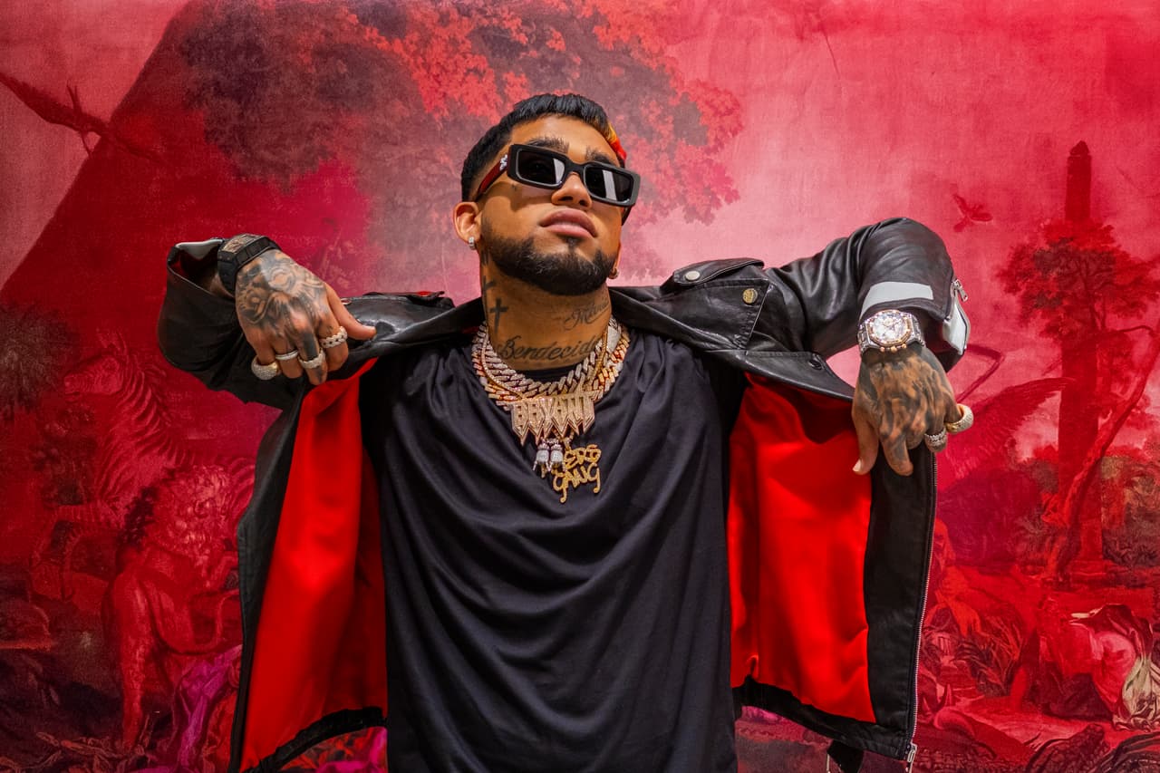 El cantante puertorriqueño de trap y reggaetón
<b>Bryant Myers, </b>nominado en la categoría Canción del Año con su tema 'Gan-Ga', también entregará uno de los galardones en la gala que reconoce lo mejor de la música latina.