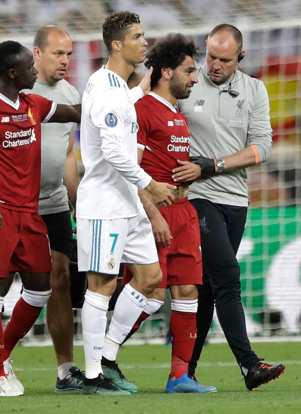 Lo propio hizo Cristiano Ronaldo, mientras Salah no paraba de llorar.