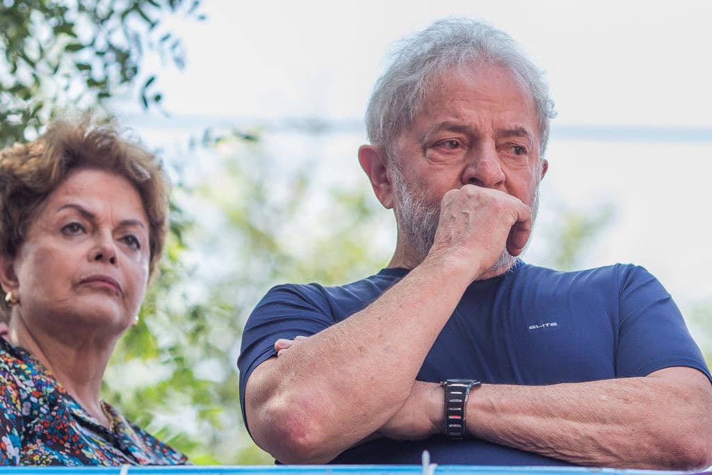Lula da Silva, derecha, y Rousseff, izquierda, se dirigen a los seguidores de Lula congregados en su apoyo. Foto por Victor Moriyama/Getty Images