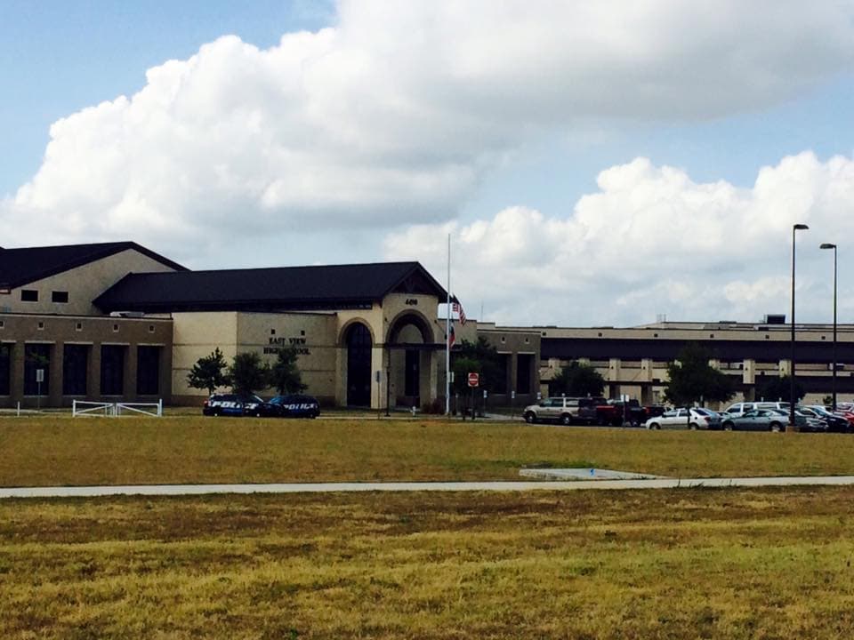 Estudiante es apuñalado en la preparatoria East View