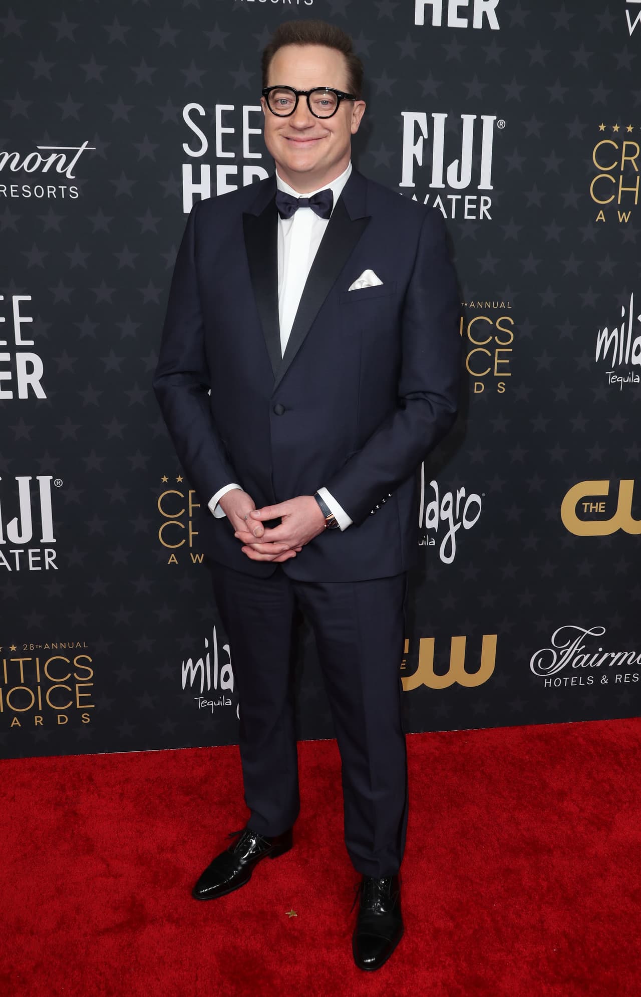 El ganador a Mejor actor por su actuación en ‘The Whale’, 
<a href="https://www.univision.com/entretenimiento/cine-y-series/brendan-fraser-era-de-los-mayores-galanes-de-los-90-fotos-que-lo-demuestran">Brendan Fraser</a>, lució a la moda con un traje entallado en tono azul oscuro, una camisa blanca con botones y una pajarita negra. 
<br>