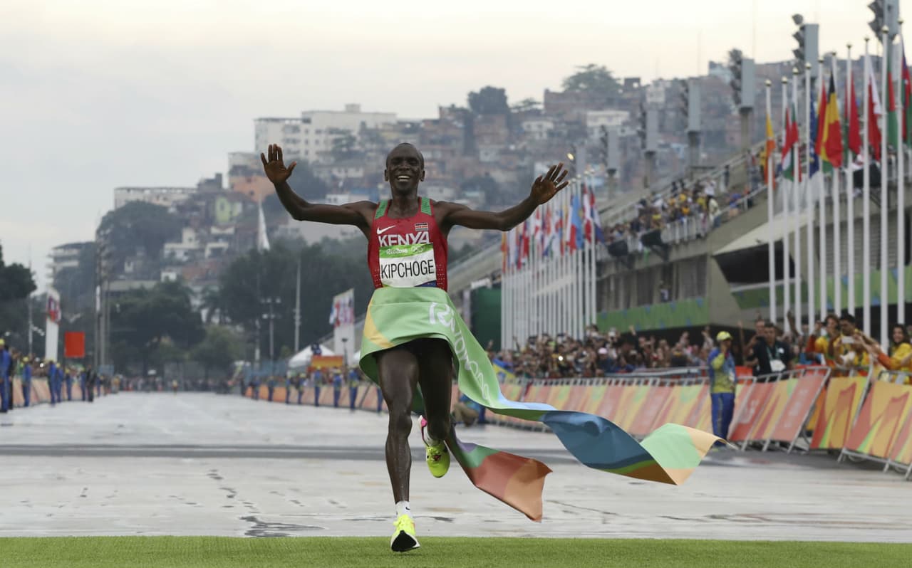 El keniano
<b>Eliud Kipchoge</b> no solamente tratará de ganar el Campeonato Mundial, sino además de romper el récord del orbe en el maratón.