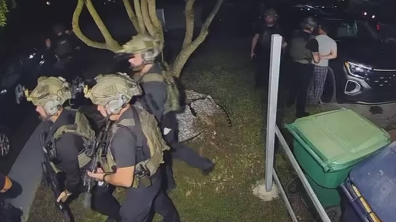 Madre de hombre que murió durante allanamiento por caso de pornografía infantil niega acusaciones