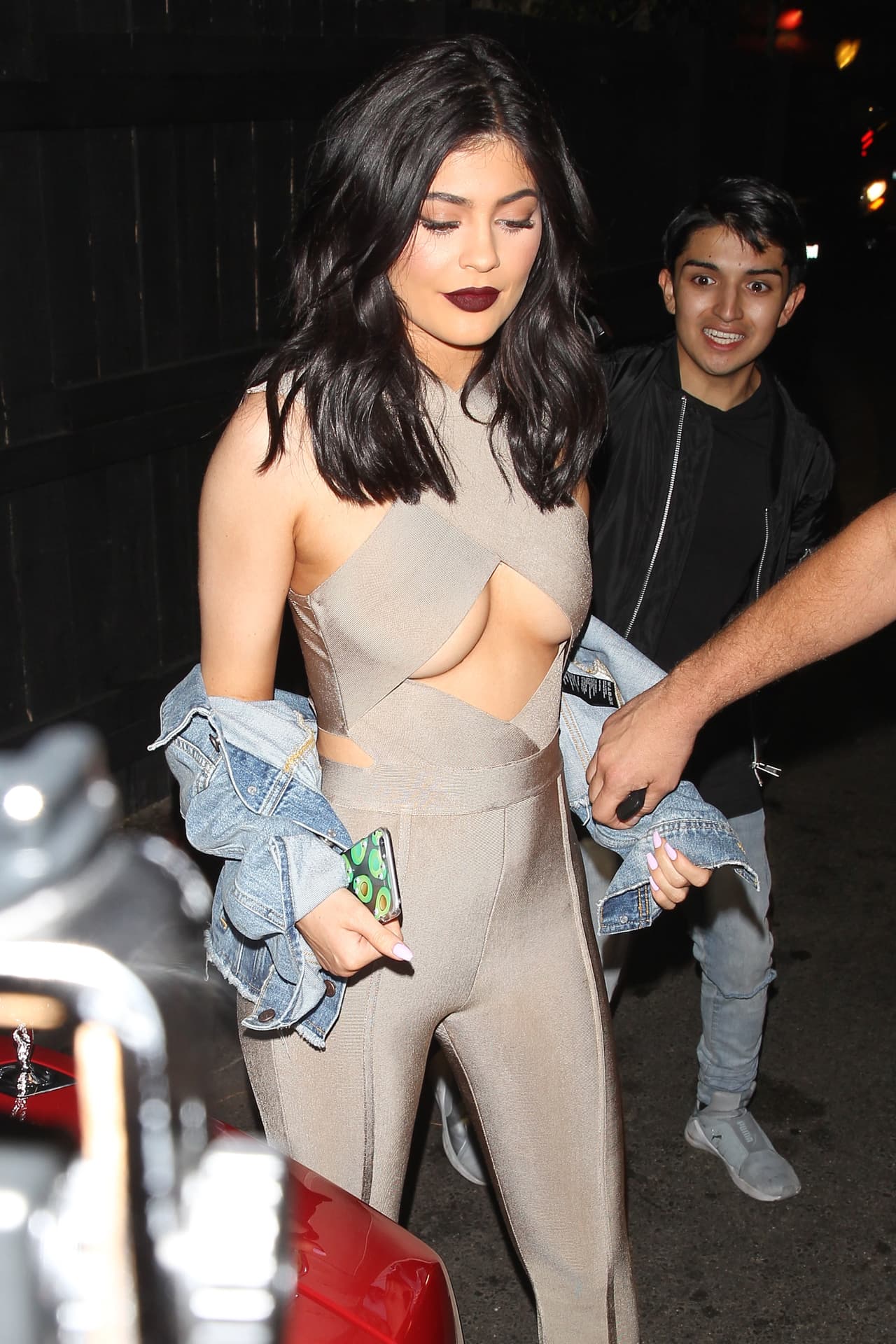 Mira nada más la expresión del chico a su lado.