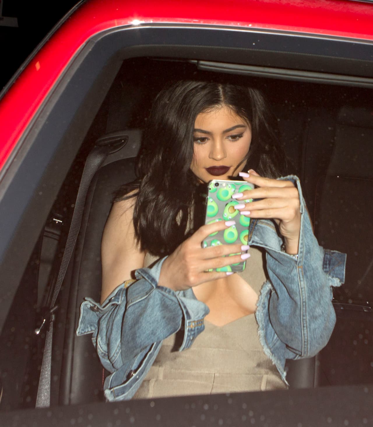 Revisando su maquillaje con su teléfono. ¡No podía faltar la selfie!