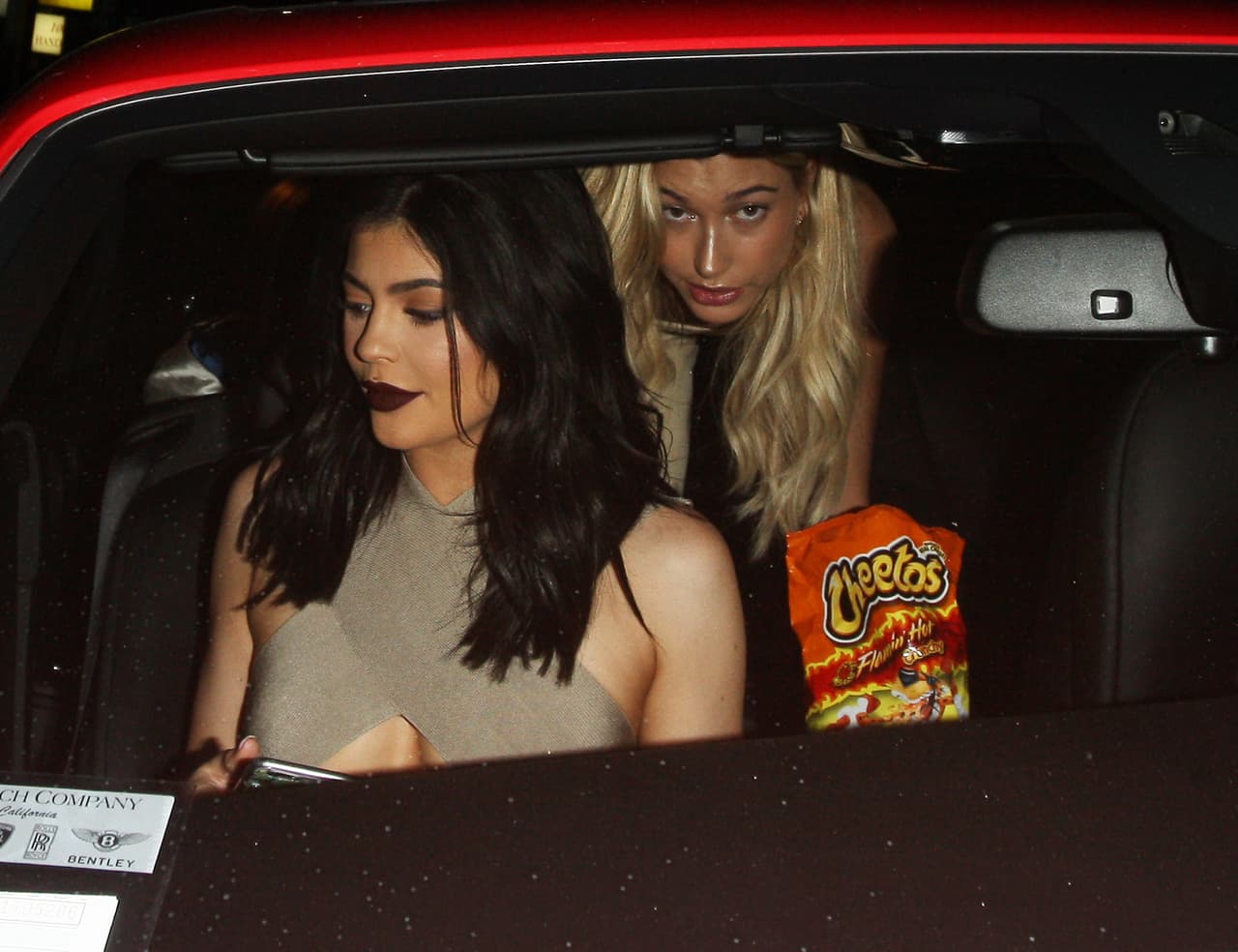 ¡Y encontramos cuál es uno de sus antojos: una bolsa de Cheetos!