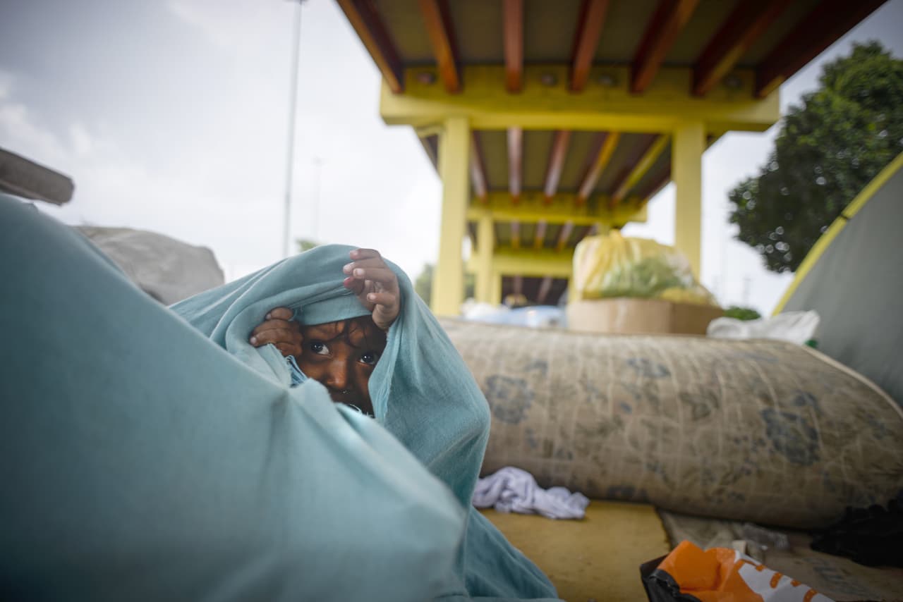 Sin comida y sin esperanza en el futuro de Venezuela, centenares de indígenas venezolanos hallaron en campamentos precarios en las calles de Manaos la oportunidad de alimentarse y la posibilidad de recibir ayuda, después de que dejaron su país en medio de una grave crisis económica y política. "Vinimos a Manaos por necesidad, por la crisis económica, por medicinas (...) todo se acabó en Venezuela", dijo a Reuters el indígena Abel Calderón, de 32 años, quien viajó con su familia a la ciudad del noroeste de Brasil hace aproximadamente una semana.
<br>