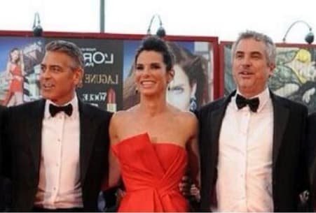 En la imagen original, la que aparece en medio de estos dos galanes es la actriz Sandra Bullock.