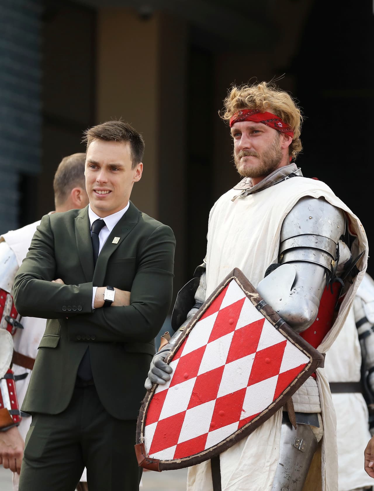 Al joven, cuyo 
<b><a href="https://www.esquire.com/es/moda-hombre/g11645453/pierre-casiraghi-estilo-principe-monaco/">estilo es una referencia</a></b>, le tocó vestir una armadura en honor a la herencia familiar.