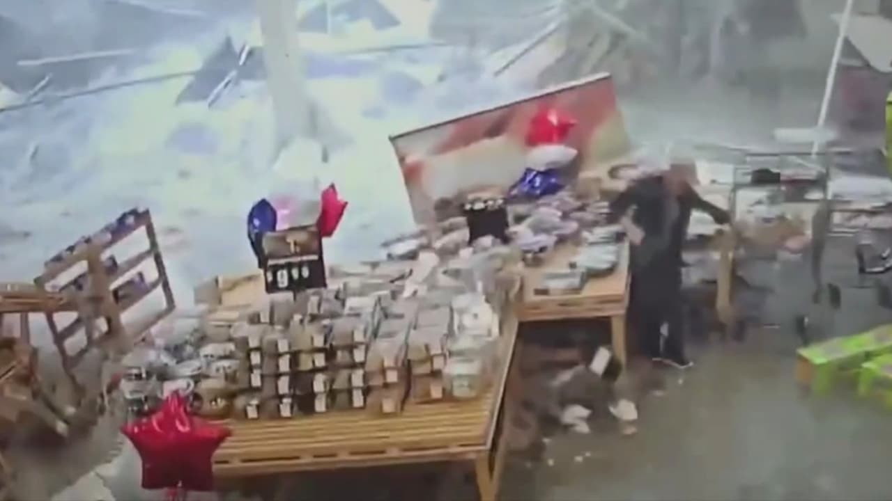 El momento en que se derrumba el techo de una tienda en Nueva Jersey por las tormentas