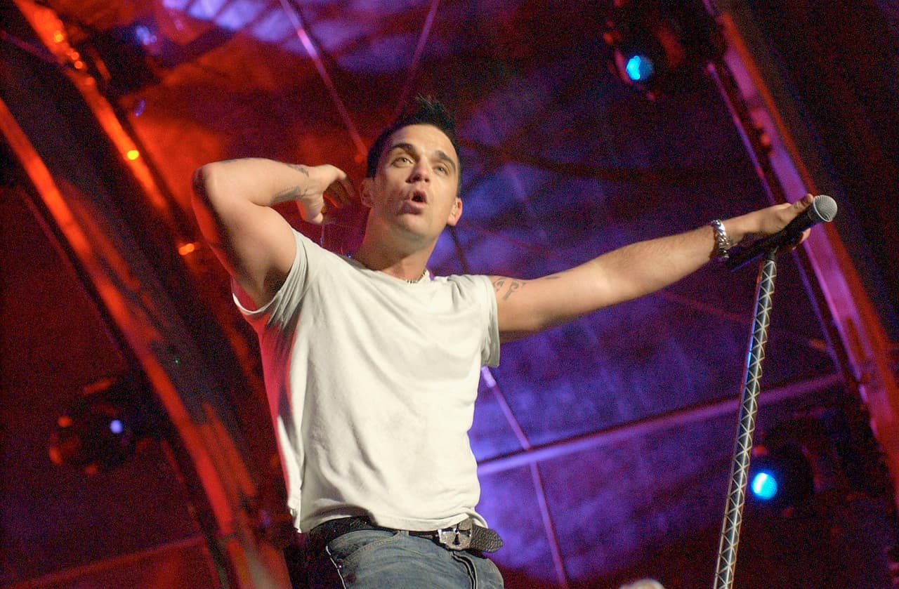 Su sencillo "Angels" fue el que catapultó al estrellato a este talentoso artista británico.