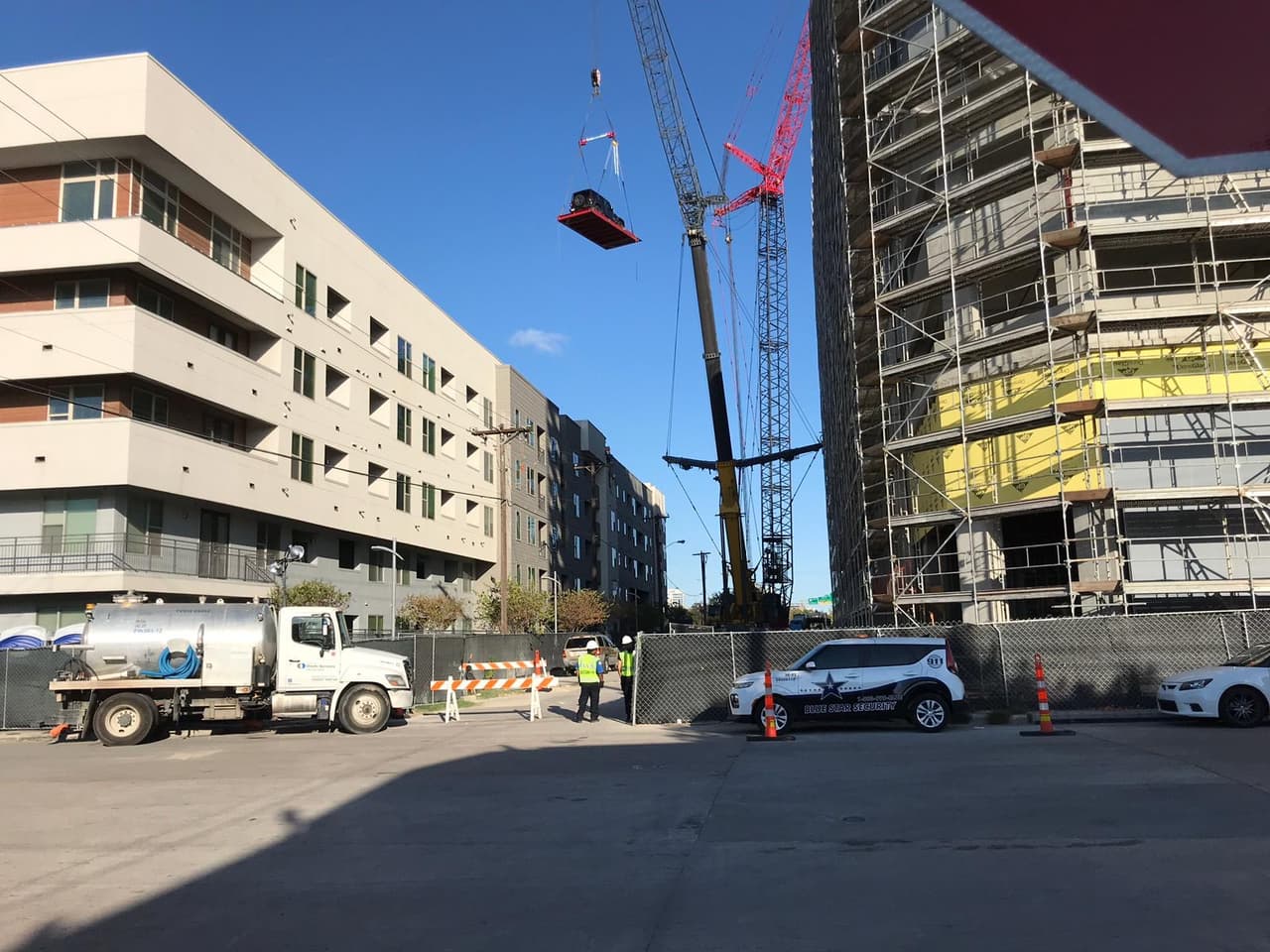 Otras cinco resultaron lesionadas tras el colapso de una grúa de construcción que cayó en el complejo de apartamentos en el centro de la ciudad de Dallas en junio.
<br>