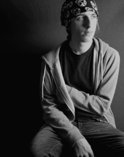 Más tarde, en mayo de 2022, el músico compartió una fotografía en su perfil de Instagram, en ella, algunos internautas comentaron que es “idéntico a su papá”.