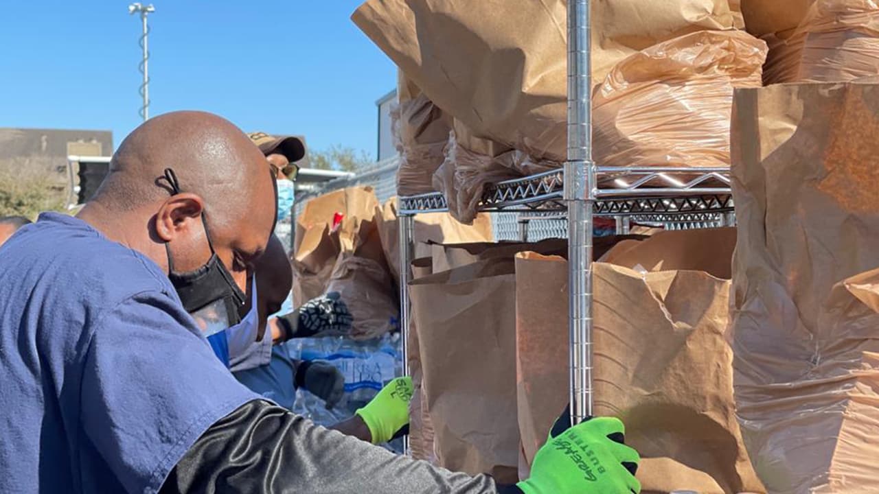 Los menores no necesitan registrarse para obtener la comida. Los adultos podrán recibirla si pagan $2.75 por el desayuno y $4.25 por el almuerzo.
