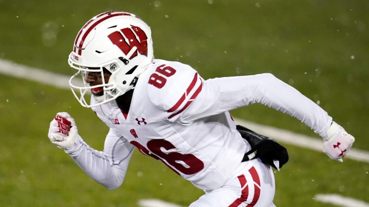 Devin Chandler fue una de las víctimas mortales del tiroteo en el estacionamiento de la Universidad de Virginia. En la imagen, tomada en diciembre de 2022, jugaba para la Universidad de Wisconsin, antes de ser transferido para jugar con los Cavaliers.