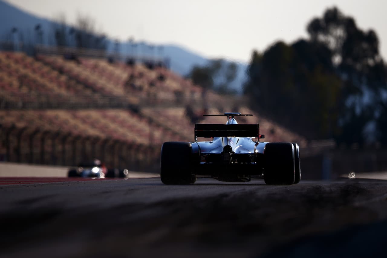 Debajo del cubremotor, el
<b>VF17</b> lleva un
<b>motor</b> diseñado y provisto por
<b><a href="http://www.univision.com/noticias/ferrari">Ferrari</a></b>, similar al de la escudería italiana y al de Sauber. Se trata de un impulsor de
<b>1.6 litro, seis cilindros en V a 90 grados y turbocargador.</b>