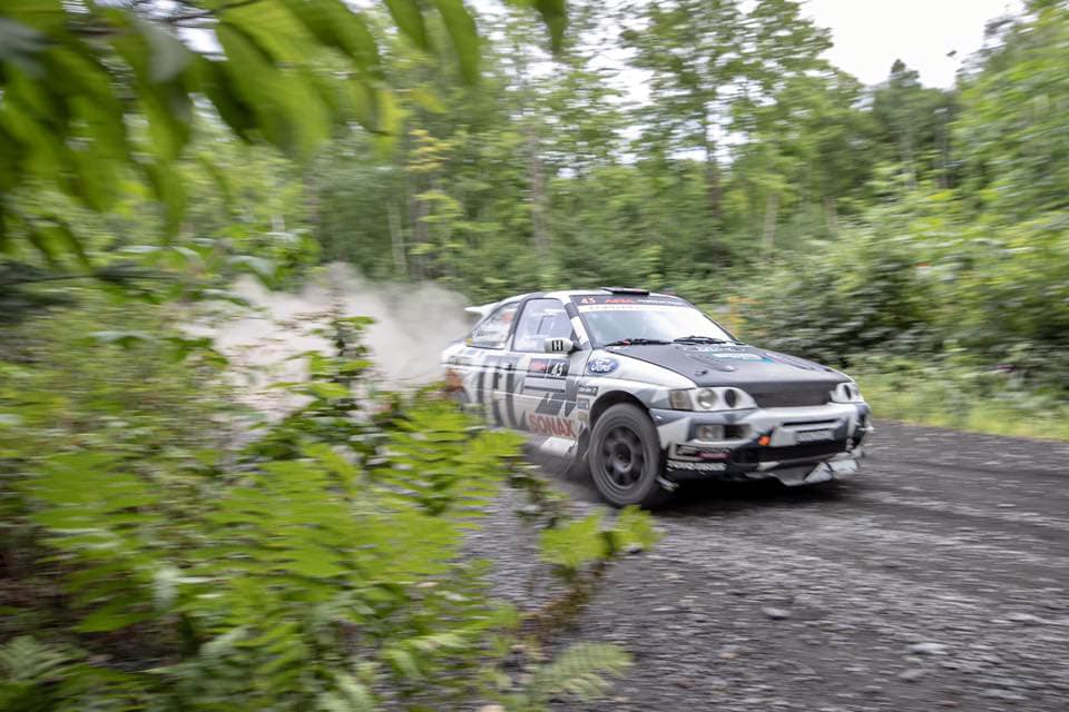 Después de la volcadura y de advertir que el auto terminó sobre las 4 ruedas, pretendió continuar, pero el fuego arranco rápidamente y consumió el auto en pocos minutos.