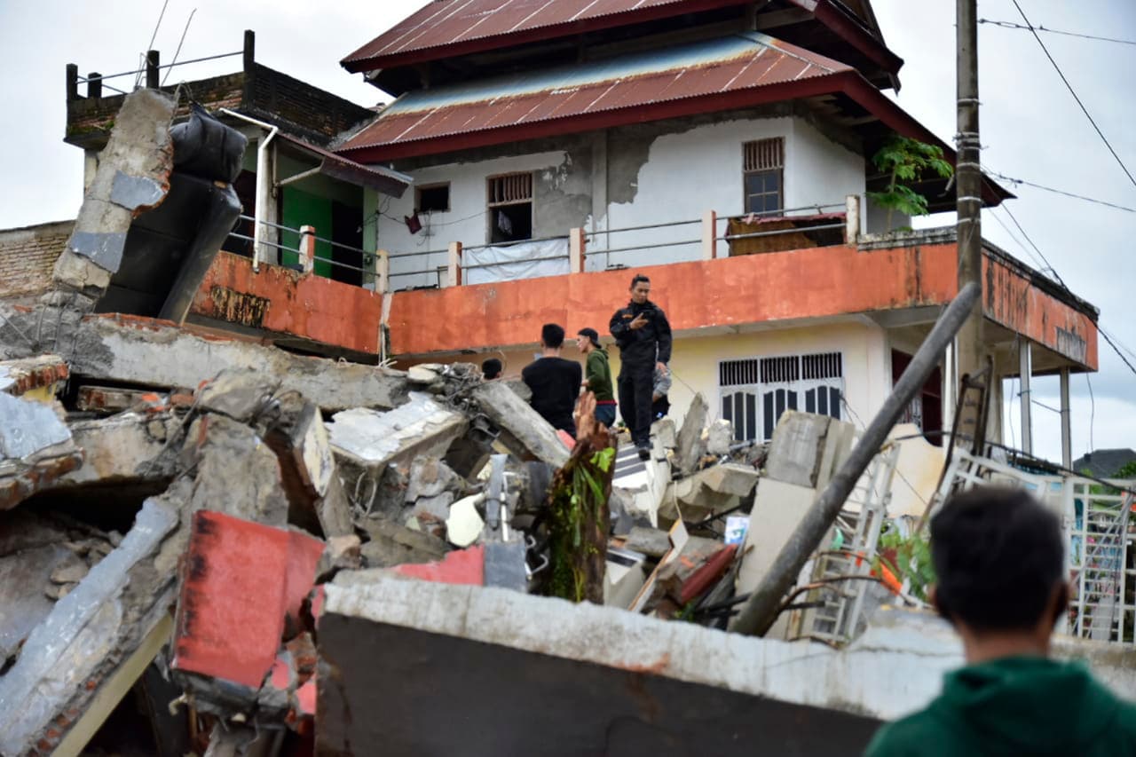 Búsqueda de sobrevivientes entre los escrombros de los edificios que colapsaron con el terremoto en Indonesia.