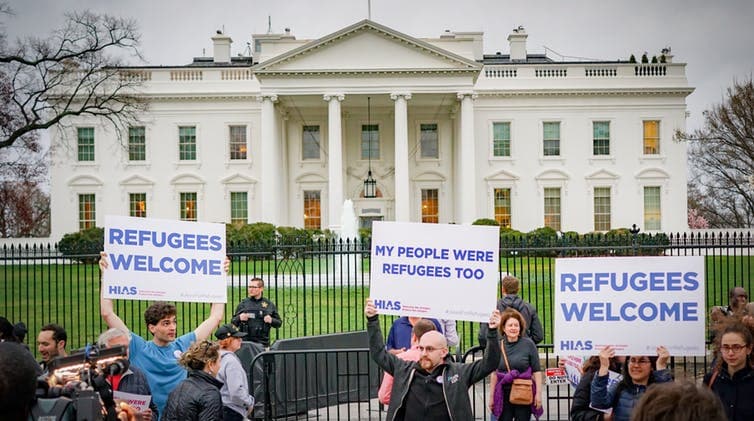 Concentración organizada por HIAS, un grupo judío que apoya a los refugiados, en el exterior de la Casa Blanca.