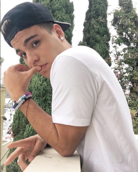 Con esta mirada y su pícaro gesto de ingenuidad quien no caería rendida a sus pies.