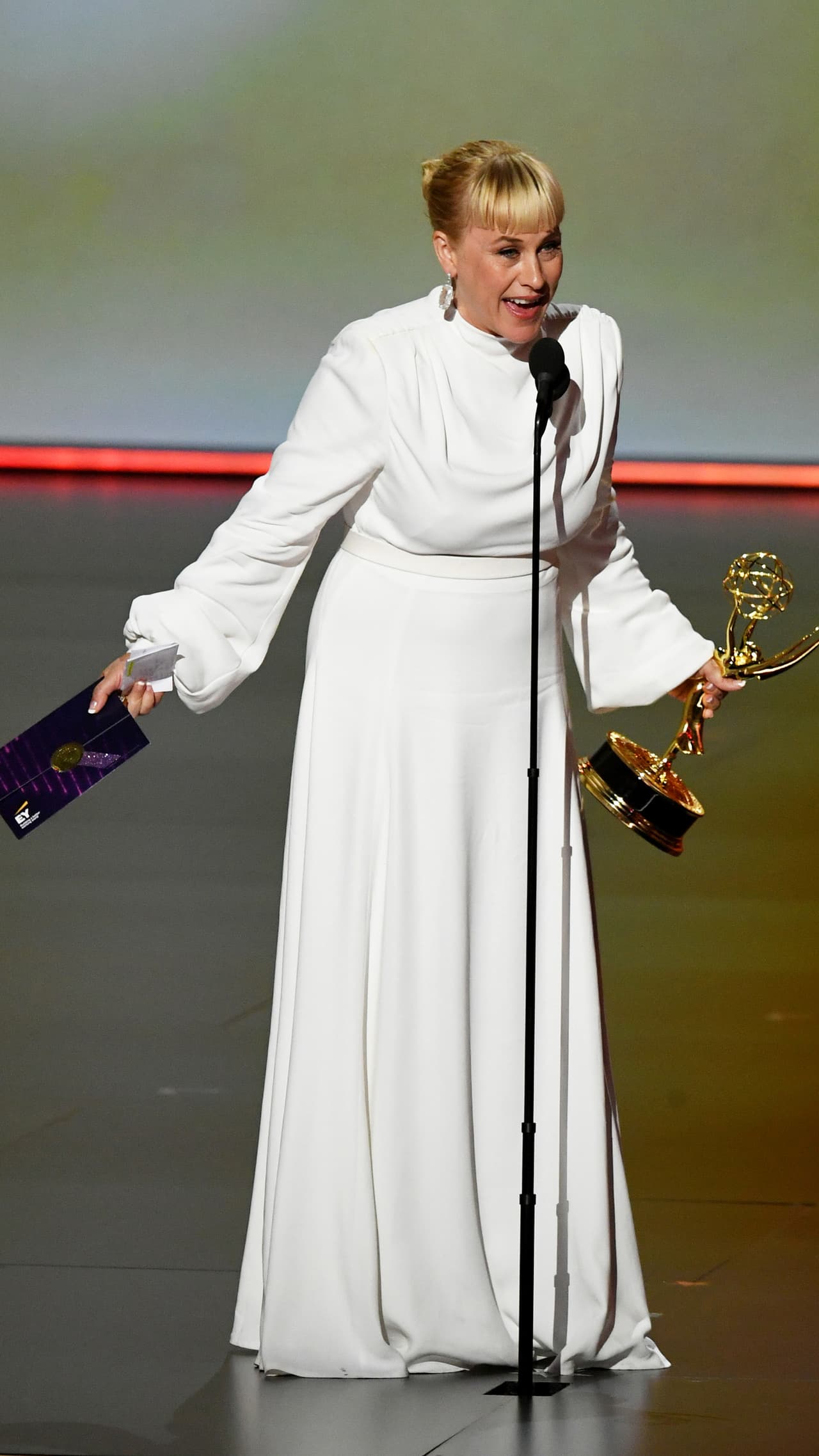 <b>3 -</b> Patricia Arquette ganó el Emmy a la Mejor actriz de reparto en una miniserie por su interpretación de Dee Dee Blanchard en 'The Act'. En su mensaje, soltó: "Estoy muy agradecida de estar trabajando, de tener los mejores papeles de mi vida, pasados los 50 (años). Sin embargo, en lo profundo de mi corazón 
<b>estoy triste por haber perdido a mi hermana Alexis</b> (su hermana transexual)".