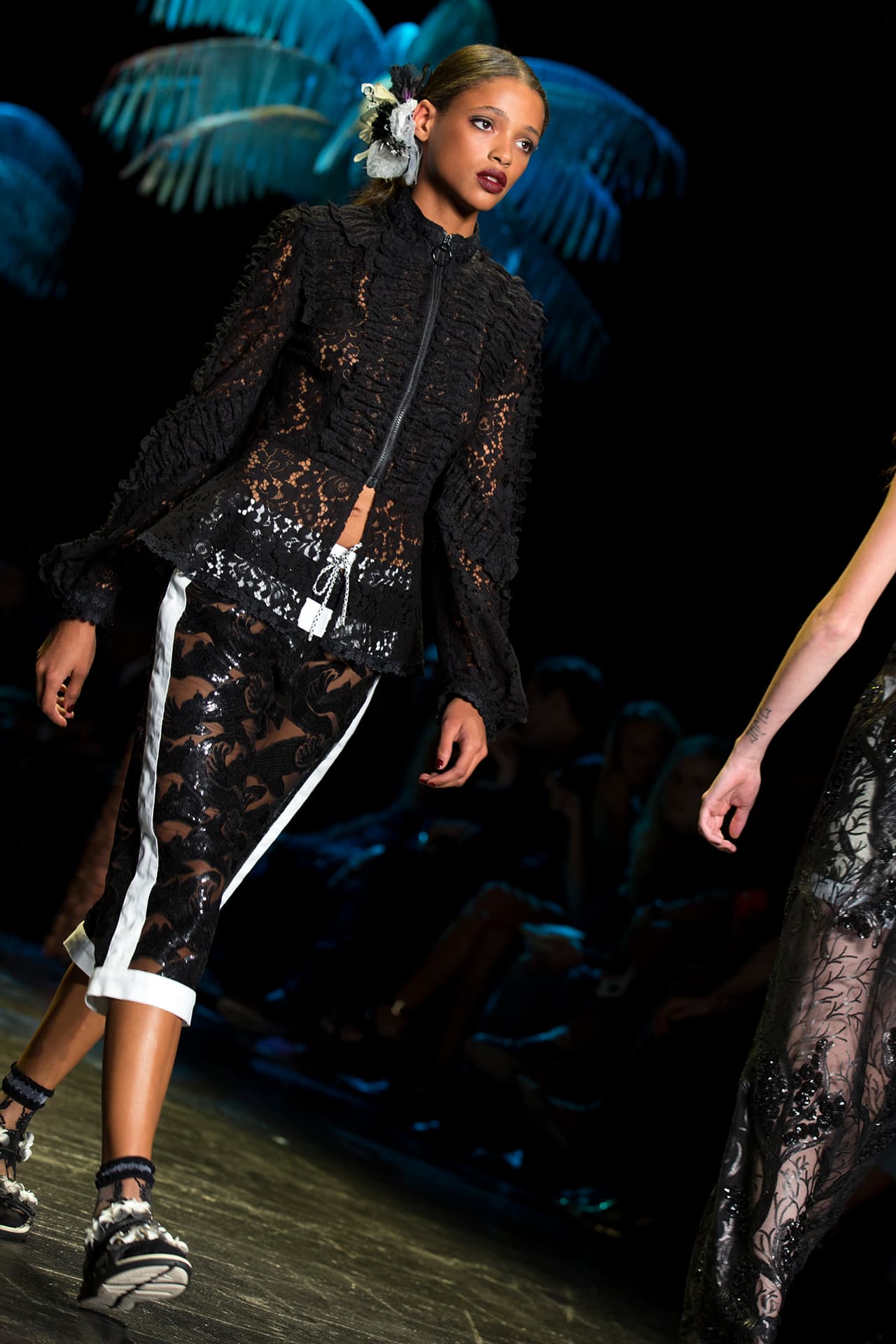 La diseñadora norteamericana encendió la pasarela del NYFW con una colección cargada de inspiración tropical. Su pasión por culturas exuberantes la reflejó en una colección llena de estampados florales que contrastan con telas oscuras. Faldas, vestidos, bikinis, shorts y tops llenos de 'glamour'. ¿Y quien mejor para protagonizar un desfile tan salvaje que la modelo Gigi Hadid? Aquí los mejores momentos de su participación en el penúltimo día del NYFW. Diseñadora Anna Sui. NYFW, Spring/Summer 2016 - 09/16/2015