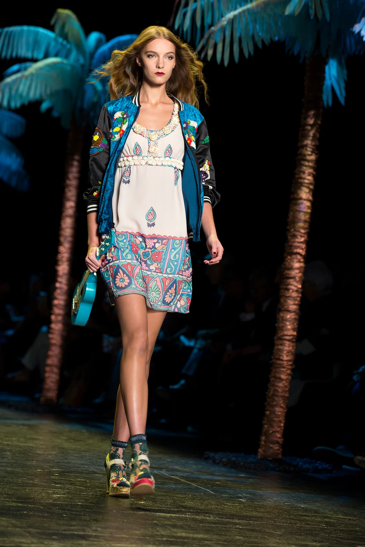 La diseñadora norteamericana encendió la pasarela del NYFW con una colección cargada de inspiración tropical. Su pasión por culturas exuberantes la reflejó en una colección llena de estampados florales que contrastan con telas oscuras. Faldas, vestidos, bikinis, shorts y tops llenos de 'glamour'. ¿Y quien mejor para protagonizar un desfile tan salvaje que la modelo Gigi Hadid? Aquí los mejores momentos de su participación en el penúltimo día del NYFW. Diseñadora Anna Sui. NYFW, Spring/Summer 2016 - 09/16/2015