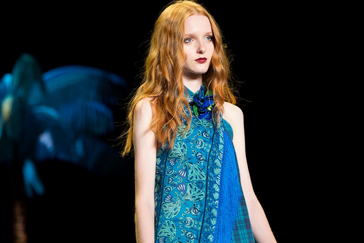 La diseñadora norteamericana encendió la pasarela del NYFW con una colección cargada de inspiración tropical. Su pasión por culturas exuberantes la reflejó en una colección llena de estampados florales que contrastan con telas oscuras. Faldas, vestidos, bikinis, shorts y tops llenos de 'glamour'. ¿Y quien mejor para protagonizar un desfile tan salvaje que la modelo Gigi Hadid? Aquí los mejores momentos de su participación en el penúltimo día del NYFW. Diseñadora Anna Sui. NYFW, Spring/Summer 2016 - 09/16/2015