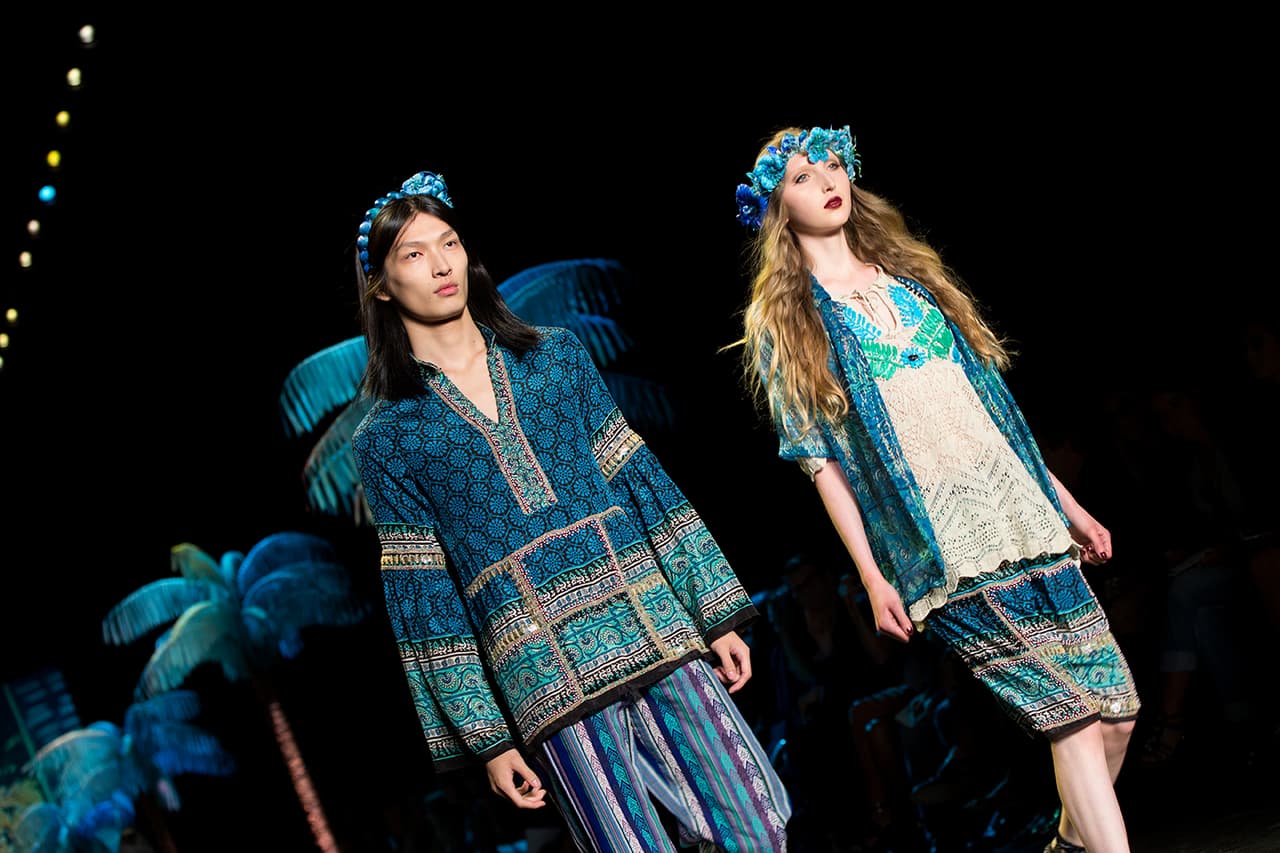 La diseñadora norteamericana encendió la pasarela del NYFW con una colección cargada de inspiración tropical. Su pasión por culturas exuberantes la reflejó en una colección llena de estampados florales que contrastan con telas oscuras. Faldas, vestidos, bikinis, shorts y tops llenos de 'glamour'. ¿Y quien mejor para protagonizar un desfile tan salvaje que la modelo Gigi Hadid? Aquí los mejores momentos de su participación en el penúltimo día del NYFW. Diseñadora Anna Sui. NYFW, Spring/Summer 2016 - 09/16/2015