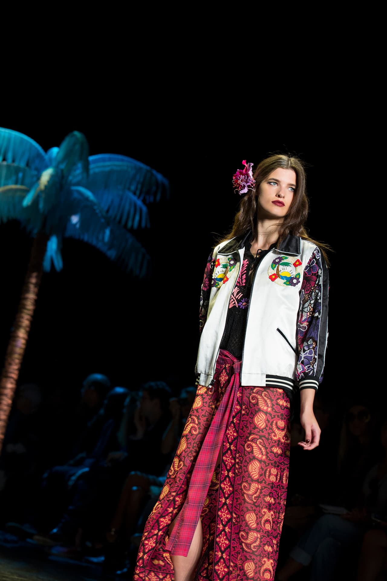 La diseñadora norteamericana encendió la pasarela del NYFW con una colección cargada de inspiración tropical. Su pasión por culturas exuberantes la reflejó en una colección llena de estampados florales que contrastan con telas oscuras. Faldas, vestidos, bikinis, shorts y tops llenos de 'glamour'. ¿Y quien mejor para protagonizar un desfile tan salvaje que la modelo Gigi Hadid? Aquí los mejores momentos de su participación en el penúltimo día del NYFW. Diseñadora Anna Sui. NYFW, Spring/Summer 2016 - 09/16/2015