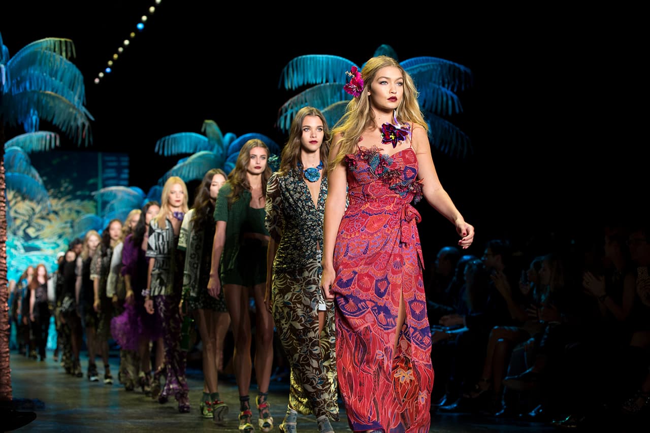 La diseñadora norteamericana encendió la pasarela del NYFW con una colección cargada de inspiración tropical. Su pasión por culturas exuberantes la reflejó en una colección llena de estampados florales que contrastan con telas oscuras. Faldas, vestidos, bikinis, shorts y tops llenos de 'glamour'. ¿Y quien mejor para protagonizar un desfile tan salvaje que la modelo Gigi Hadid? Aquí los mejores momentos de su participación en el penúltimo día del NYFW. Diseñadora Anna Sui. NYFW, Spring/Summer 2016 - 09/16/2015