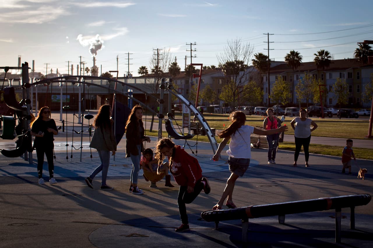 Los niños de esta comunidad se ven más afectados por la polución del aire. Los expertos alertan que sus pulmones están en fase de crecimiento, respiran más rápido (y por lo tanto reciben una mayor dosis de contaminantes) y juegan fuera más que los adultos.