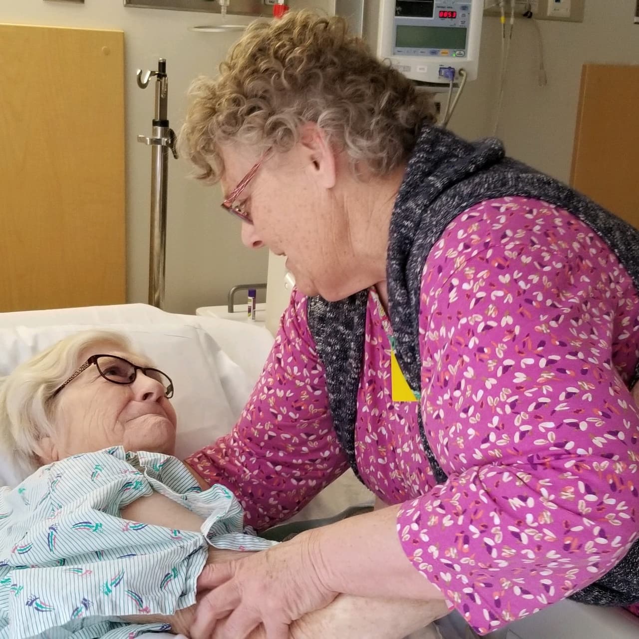 <b>El día que la familia se enteró que Geneva estaba "libre de coronavirus". En la foto, ella y su hija Cami en el hospital.</b> Cami recomienda a las familias que están pasando por un mal momento porque tienen a seres queridos contagiados de coronavirus: "Haga todo lo posible por mantenerse positivo, encontrar lo bueno en lo malo, agradecer a los cuidadores y pasar tiempo con las enfermeras para que sepan que no solo se están ocupando de otro paciente enfermo".