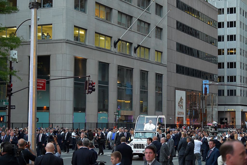 A su paso por las calles, la papamóvil fue recibida por miles de fieles, emocionados por ver al Papa en persona.